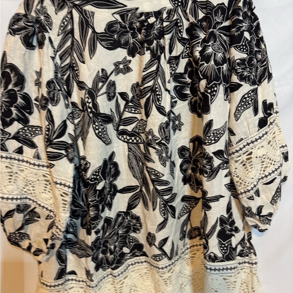 Christian Siriano Black & White Floral V-Neck Tunic with Lace Trim - Picture 4 of 6